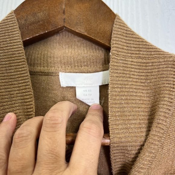 H&M - Tan Mock Neck Bat Wing Long Sleeve Lightweight Comfortable Sweater SZ XS - Picture 8 of 11